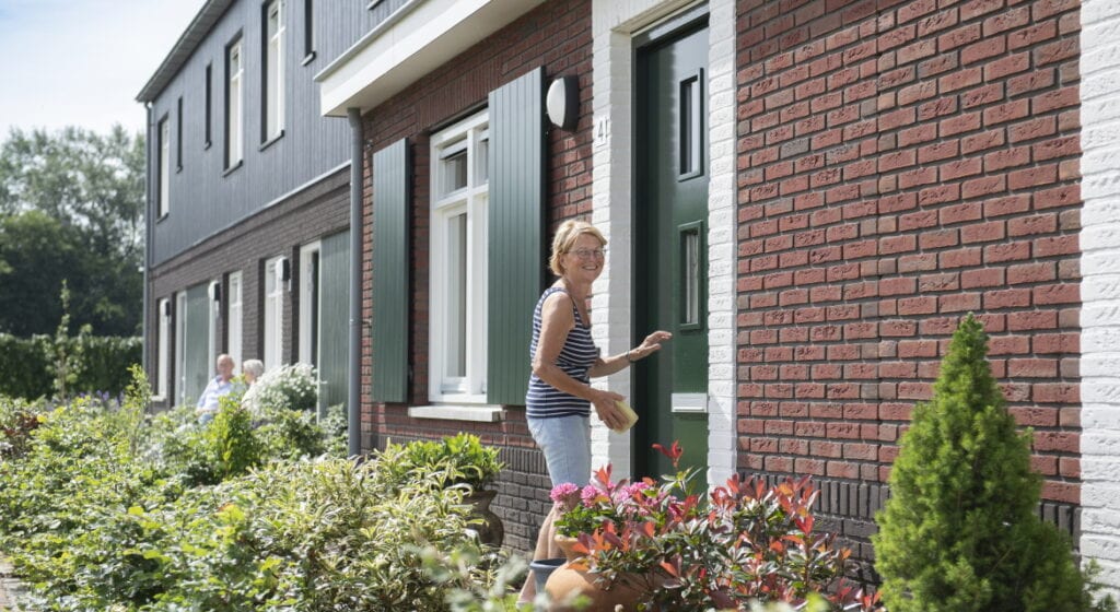 Het Lint Hoef en Haag vrouw bij deur